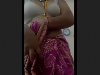 Tamil aunty flaunts her naked  in personal video