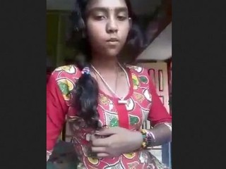 Teen Indian damsel enjoyments herself with her fingers