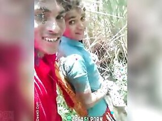 Indian XXX scandals Desi village paramour outdoor smooches