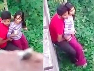 2 Indian paramours fuck in the garden outdoors in Desi mms vid