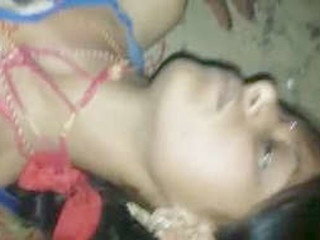 Desi bhabi gets paid for outdoor fuck-fest in a village