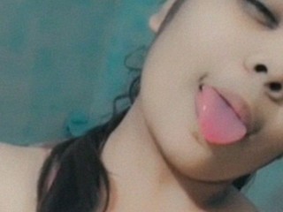 Indian stunner flaunts her flawless boobs in a bare selfie