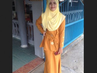 Muslim hijabi dame indulges in steaming solo session