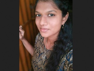 Tamil dame shows off her splendid side in MMS