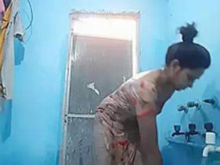 Inexperienced Indian woman gets naked in webcam video