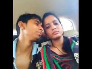 Guiltless Indian girlfriend smooches with manstick in car