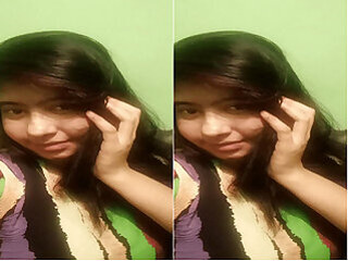Pretty Youthfull Girl Records Her Bathing  For Paramour