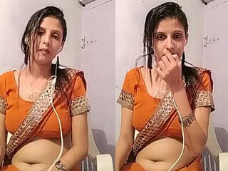Live movie of  bhabi flashing off her navel after shower