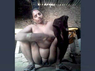 Desi bhabhi with yam-sized boobs and bald vag gets oiled up