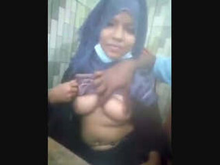 Hijabi dame with perky boobs likes blowage in restaurant