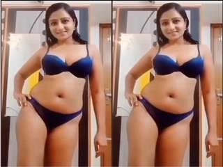 Alluring swimsuit model flashes off her kinks