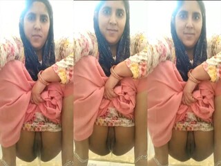 Wild Indian bhabhi takes a pee in a public shower