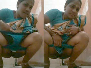 Desi auntie luvs pissing in front of the camera
