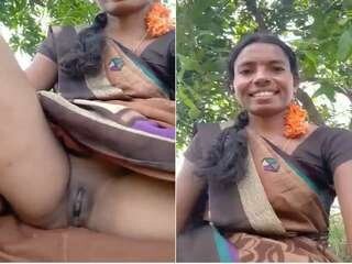 Enticing Telugu bhabhi flaunts her beaver in public