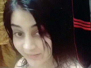 Pakistani nymph takes bare selfie and shares it online